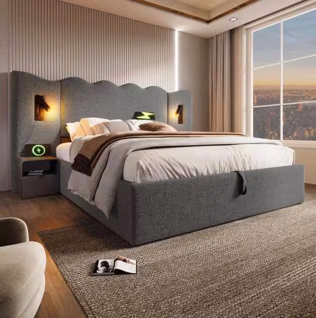 Letto matrimoniale imbottito 180x200 cm con lampada da lettura e ricarica USB Type-C, struttura con contenitore in lino grigio e rete in legno massello e metallo