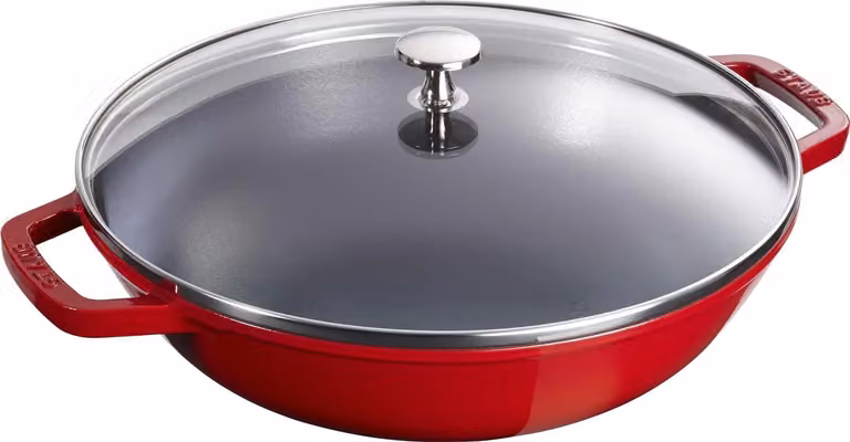 Wok in ghisa per induzione colore rosso con maniglie e coperchio in vetro, diam. 30cm