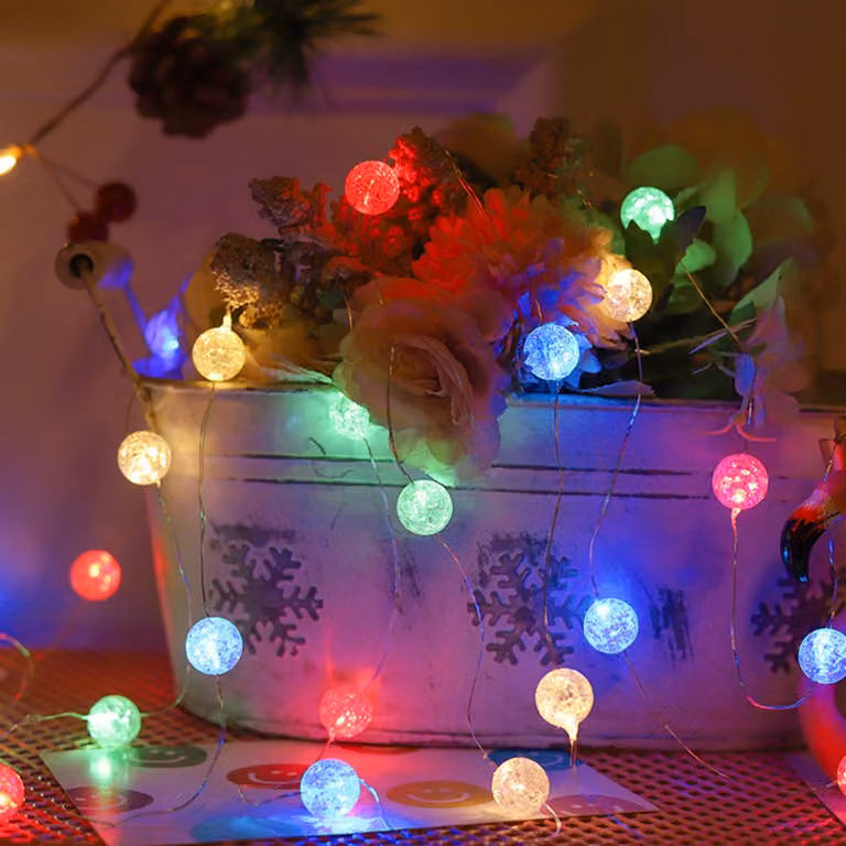 Catena luminosa con 30 sfere di cristallo colorate, lunghezza 3 metri, con timer, per uso interno