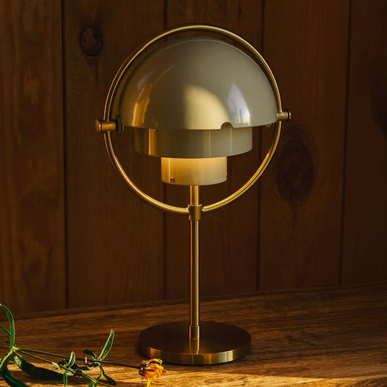 GUBI Lampada da tavolo Multi-Lite, dimmerabile, Ottone / Oro, Soggiorno / Sala da pranzo, Metallo, Design, Lampada da tavolo