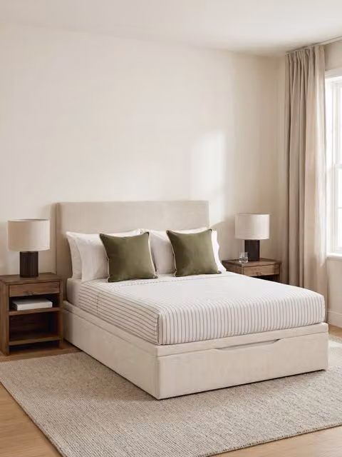 Letto contenitore imbottito Kenay Home con base a sollevamento, colore bianco sporco, L: 150 cm x P: 190 cm