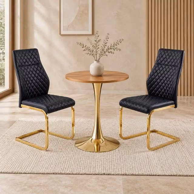 Set tavolo rotondo da 60 cm in MDF con gambe dorate e 2 sedie da pranzo nere con motivo a rombi e struttura metallica dorata