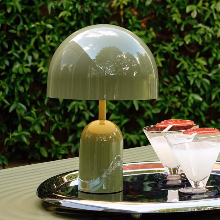 Tom Dixon Lampada da tavolo ricaricabile BELL PORTABLE, verde muschio 28 cm IP44 dimmerabile, Verde, Soggiorno / Sala da pranzo, Plastica, Design