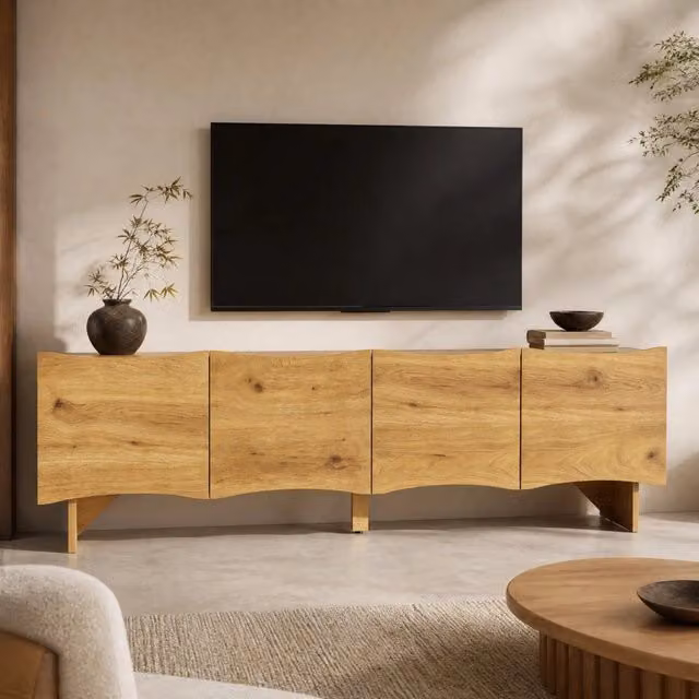 Mobile TV Mivray moderno in legno beige e marrone con quattro ante ondulate e quattro passacavi, L: 155 cm, P: 36 cm, H: 47 cm