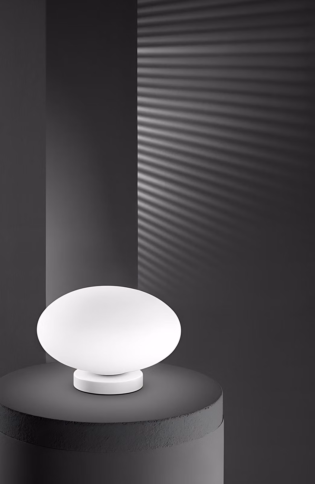 Lumetto da Tavolo in Vetro Soffiato Bianco Satinato, Struttura in Metallo Verniciato, Attacco E27, Design Elegante per Interni - Perenz