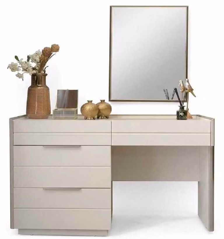 Set da trucco beige, moderno e composto da una toeletta e uno specchio