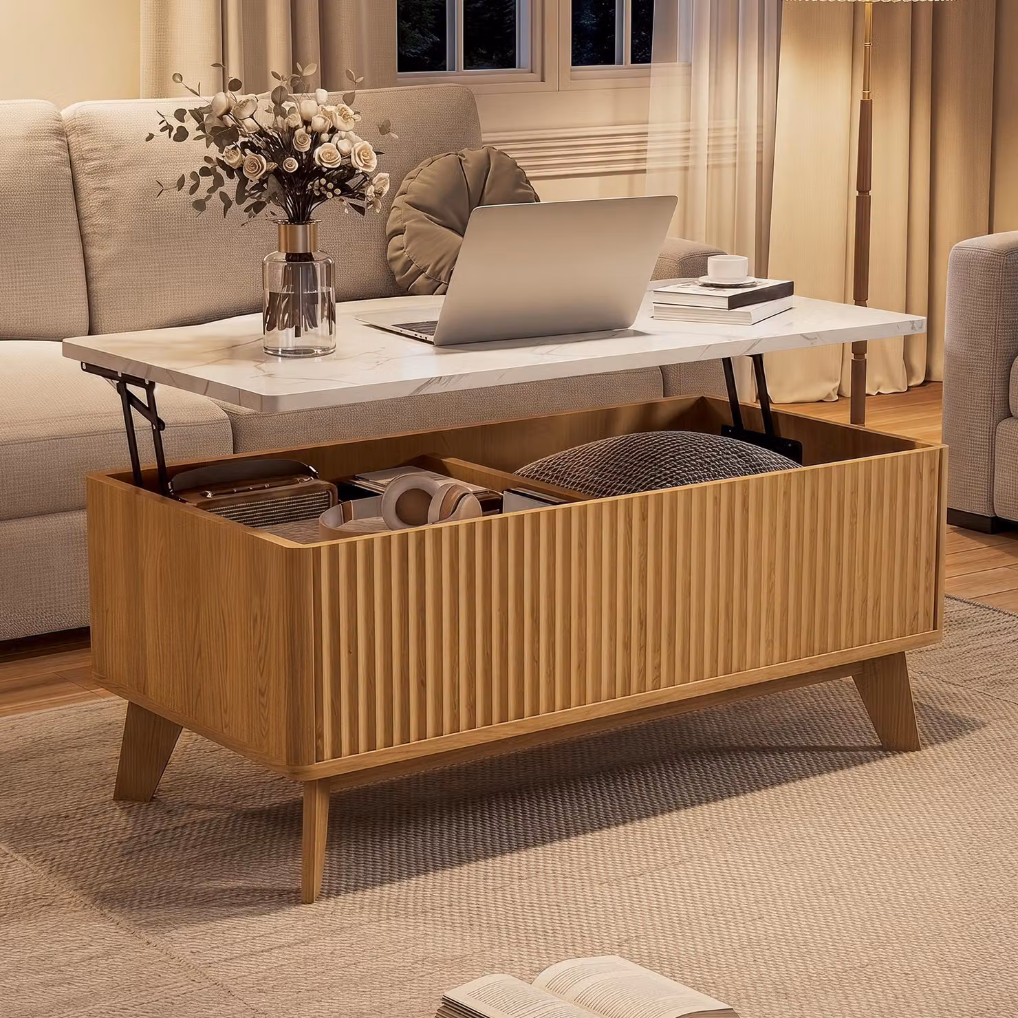 Tavolino Moonbite con funzione di sollevamento, 105x53x42 cm, legno naturale. Tavolo da pranzo con vano portaoggetti, tavolo pieghevole con finitura effetto righe, gambe in legno naturale