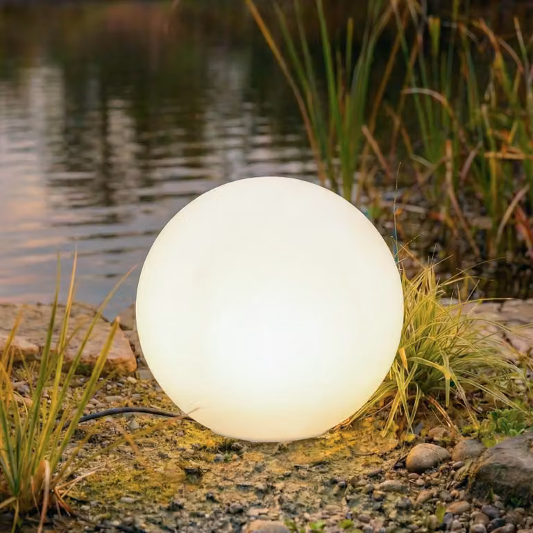 Lindby Lampada a sfera Valyra, Ø 40 cm, IP54, picchetto Valyra, Bianco / Opale, Plastica, Moderno