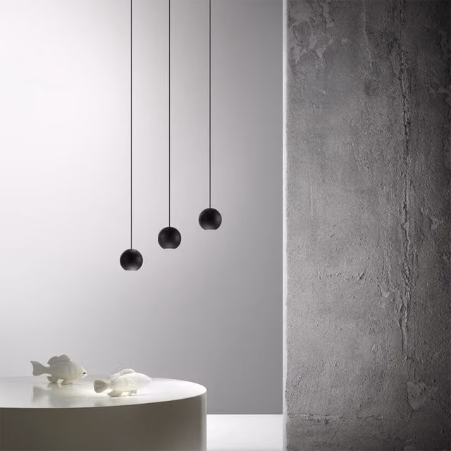 Lampada a sospensione Gea Guya in metallo con LED regolabile, disponibile in bianco, nero o oro/ottone