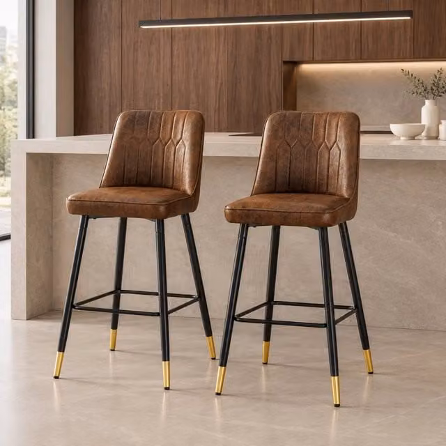 Set di 2 sgabelli da bar MIVRAY in tessuto tecnico marrone con struttura in metallo nero, schienale e poggiapiedi, Altezza: 100 cm