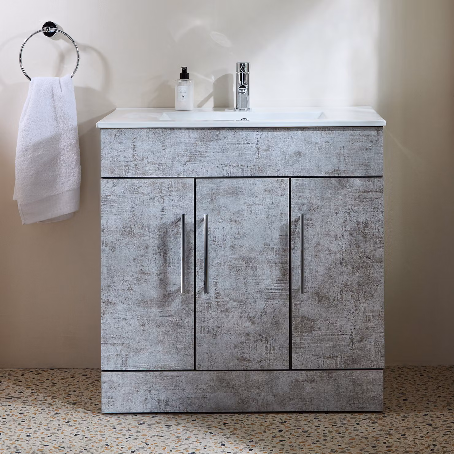 Mobile Bagno a Terra Grigio Cemento da 810mm con Lavabo e Maniglie con Barra a T Cromate - Cluo