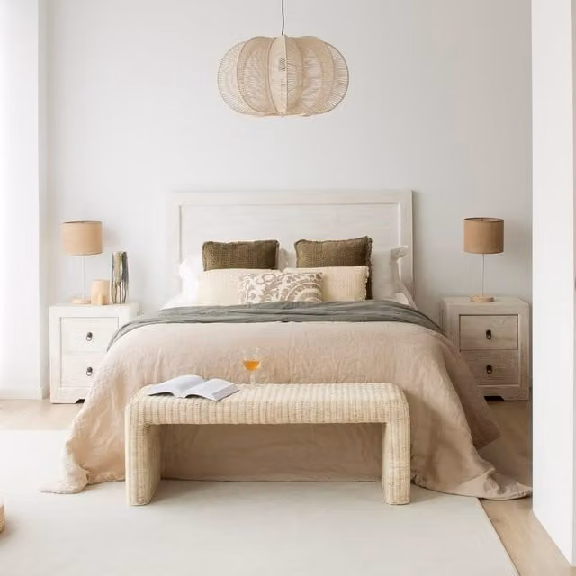 Testiera Oblak Banak in legno massiccio di araucaria per letto da 150 e 160 cm, colore bianco shabby chic