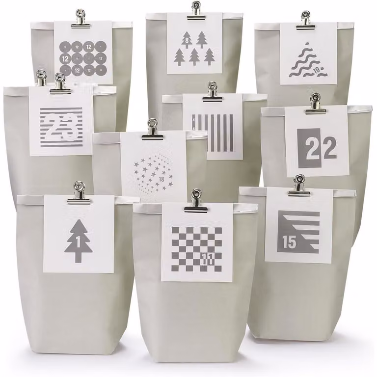 Calendario dell'Avvento da riempire, 24 sacchetti di carta con etichette numerate, colore grigio e bianco, dimensioni 16 x 6 x 22 cm