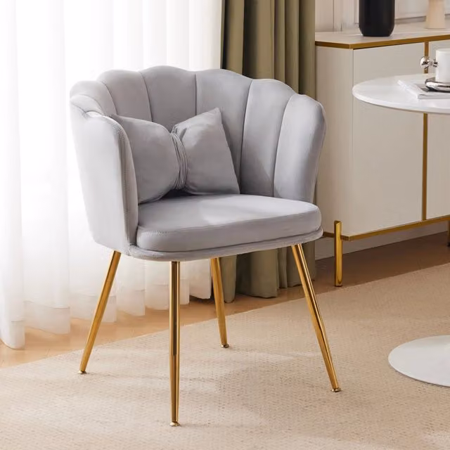 Poltrona moderna MIVRAY in velluto grigio con schienale a conchiglia e gambe in metallo dorato lucido