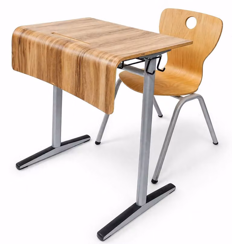 Set di arredi scolastici moderni con finitura effetto legno e sedia ergonomica