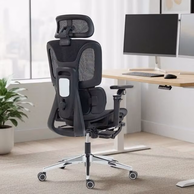 Sedia da ufficio ergonomica con supporto lombare e poggiatesta regolabili, braccioli 6D, schienale in rete nera e poggiapiedi