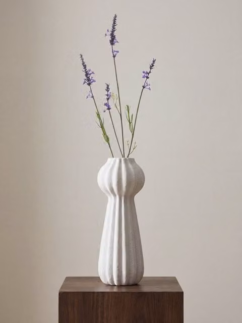 Lavanda artificiale Kenay Home in stile boho con vaso in ceramica, colori viola e bianco