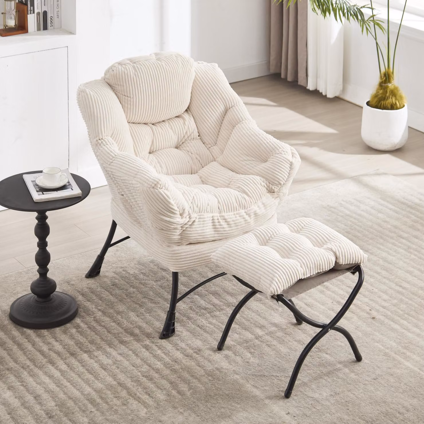 Poltrona lounge con pouf e braccioli in tessuto bianco, struttura in metallo e imbottitura in schiuma, L: 69,9 cm, P: 64,0 cm, H: 95,0 cm – 2