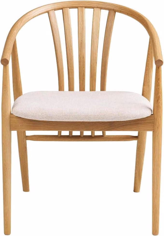 Sedia da pranzo Asti, con braccioli, in legno di quercia naturale e rivestimento in tessuto color sabbia.