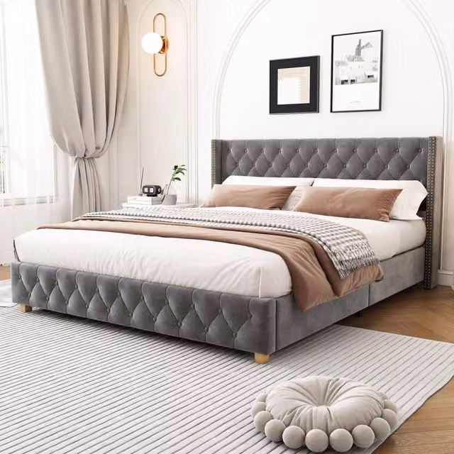 Letto imbottito 160 × 200 cm con rete a doghe; testiera in velluto grigio con bottoni; borchie e gambe rinforzate