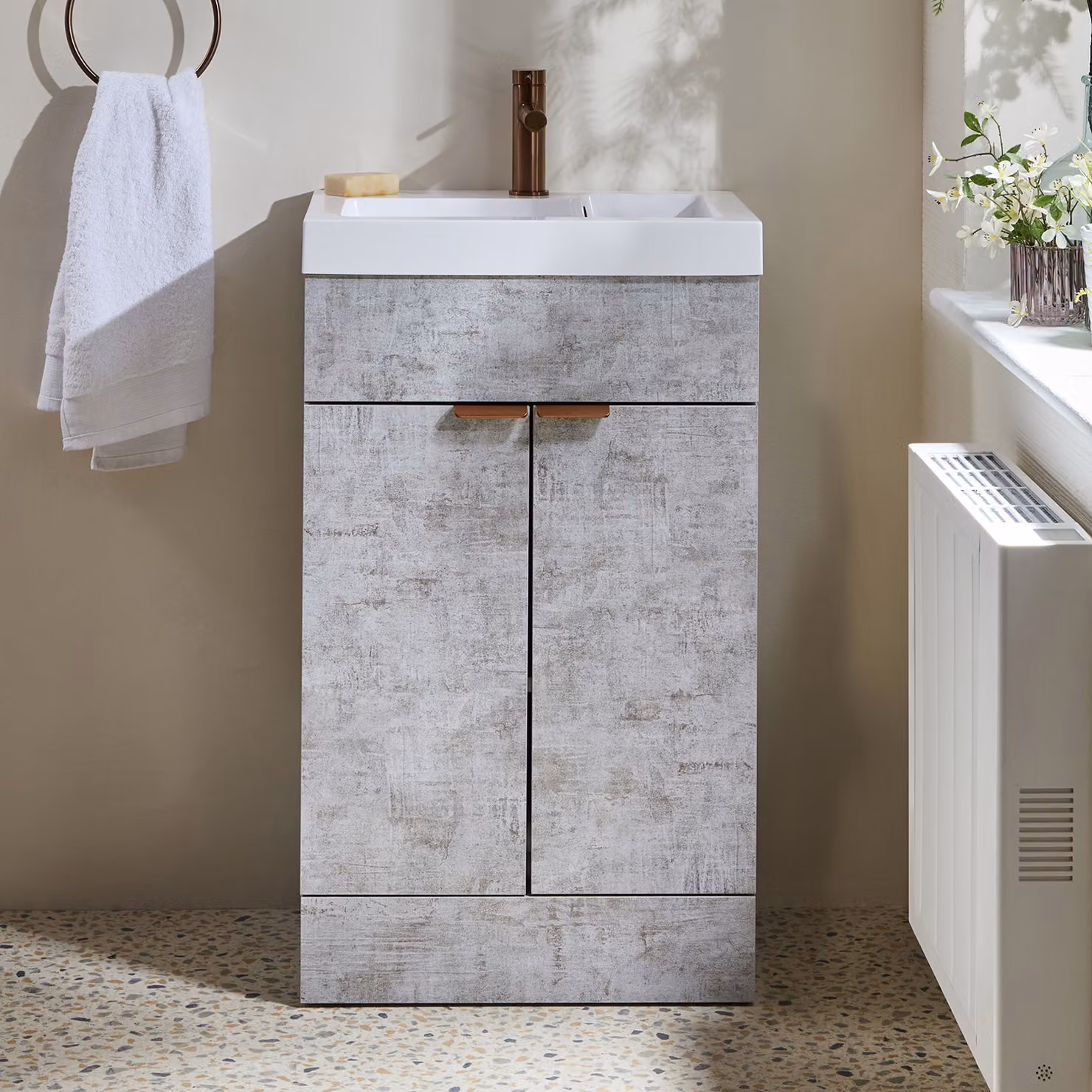 Mobile Bagno a Terra Grigio Cemento da 500mm con Lavabo e Maniglie con Impugnatura a Dito in Rame Satinato - Cluo