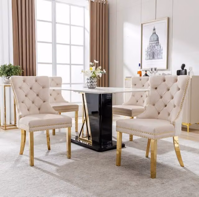 Sedia da pranzo in velluto beige con schienale decorativo e piedini regolabili