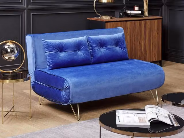 Divano letto Beliani in velluto blu navy con gambe in metallo dorato, modello click-clack a 2 posti con cuscini inclusi e poggiatesta regolabile, dimensioni letto: 140 x 200 cm – 1