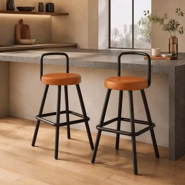Sgabello da bar OKWISH con schienale ergonomico, seduta imbottita in ecopelle marrone e struttura in metallo stile industrial, H 90.5 cm
