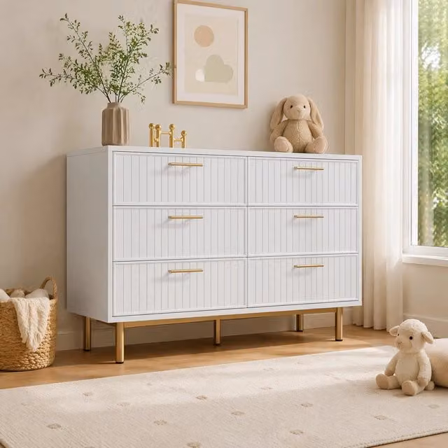 Cassettiera con 6 cassetti frontali scanalati piedini in metallo e maniglie dorate bianca 120 × 40 × 75 cm