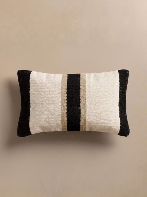 Cuscino Pris Kenay Home rettangolare a righe in cotone e lana bianco beige e nero con rivestimento lavabile