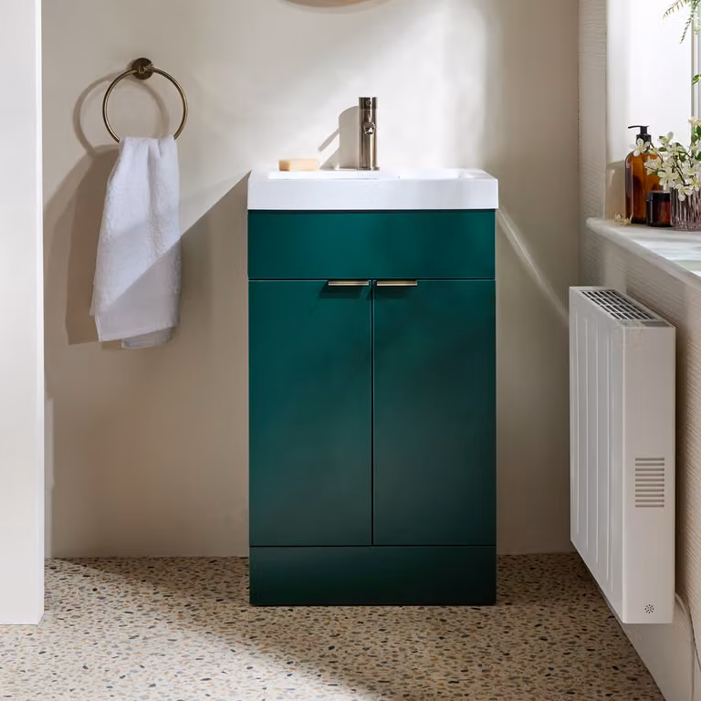 Mobile Bagno a Terra Verde Scuro da 500mm con Lavabo e Maniglie con Impugnatura a Dito in Ottone Spazzolato - Cluo