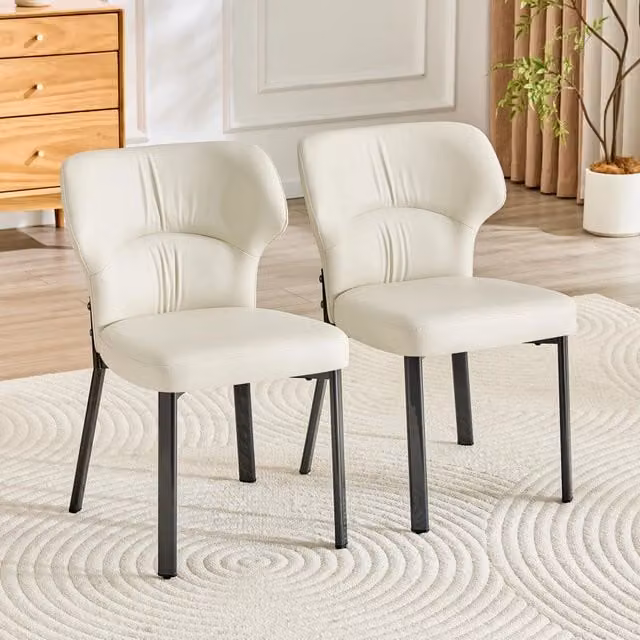 Set di 2 sedie da pranzo Minimal in ecopelle beige o bianca con gambe in metallo nero e seduta imbottita in stile moderno