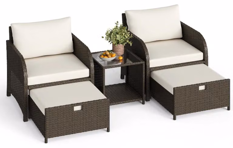 Set di mobili da giardino in polirattan - Set lounge da 5 pezzi - Gruppo sedute per 2 persone - Con poltrone, poggiapiedi e tavolino in vetro - Ideale per terrazza, balcone o piscina - Cuscini beige