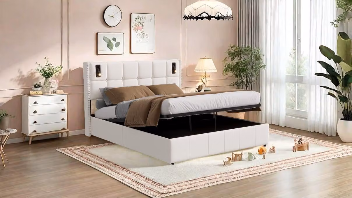 Letto matrimoniale 160x200cm in tessuto vellutato beige con box contenitore idraulico, testata borchiata con lampade da lettura integrate