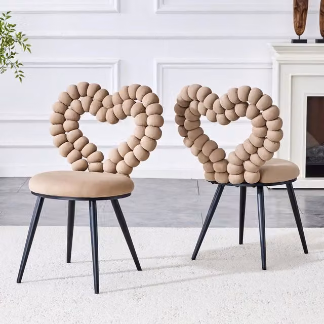 Sedia da pranzo Zephmum in velluto beige con schienale triangolare e gambe in metallo nero