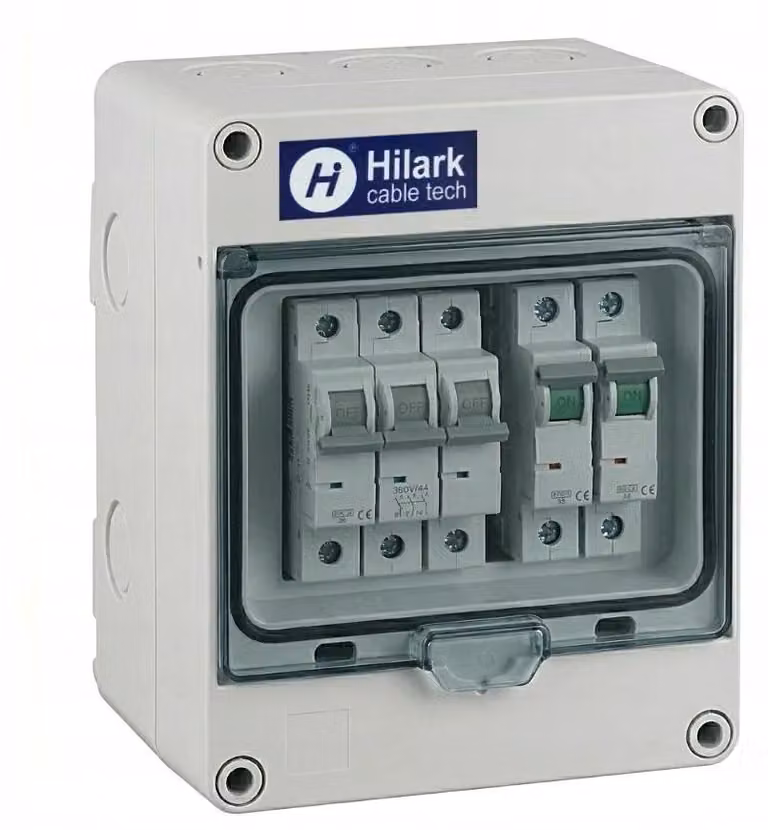 Quadro di distribuzione per cantieri, da installare a parete, con interruttori automatici: 2 interruttori unipolari da 16A, 1 interruttore tripolare da 16A, grado di protezione IP65