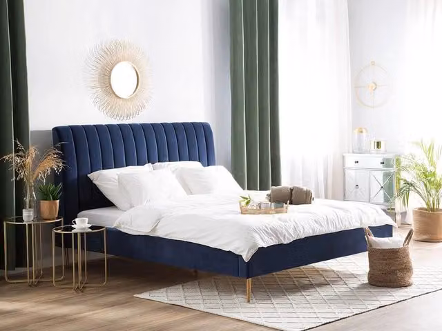 Letto imbottito Beliani in velluto blu scuro e oro con testata alta e rete a doghe L/P/H: 180 x 200 x 124 cm – 1