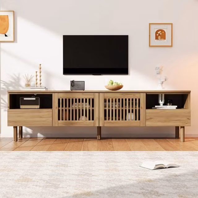 Mobile TV 180x40x51 cm in MDF con gambe in legno massello, 2 ante a griglia, 2 cassetti e vani aperti. Per TV 55-75 pollici