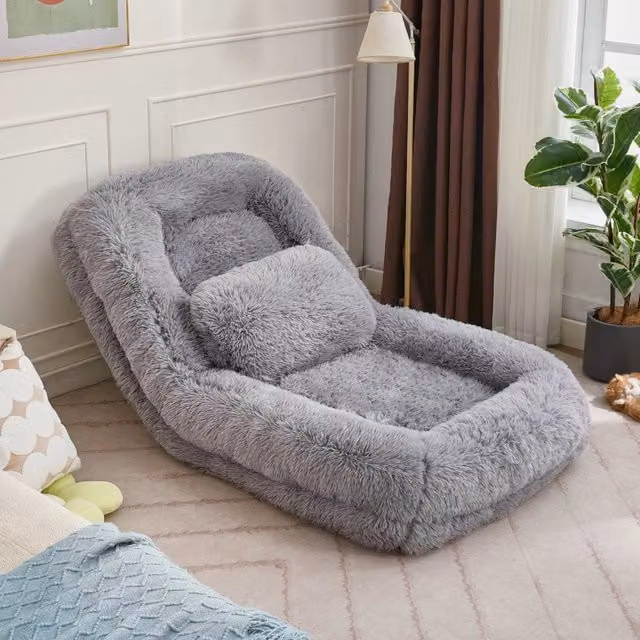 Divano convertibile da pavimento OKWISH con schienale regolabile a 5 posizioni e rivestimento in tessuto peluche grigio chiaro