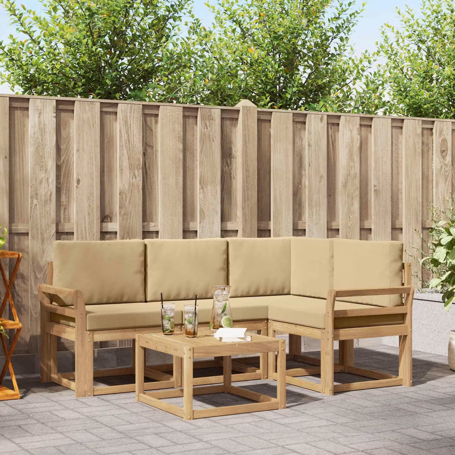 vidaXL Set di divani da esterno a forma di L in legno di acacia con cuscini, Bianco e Beige