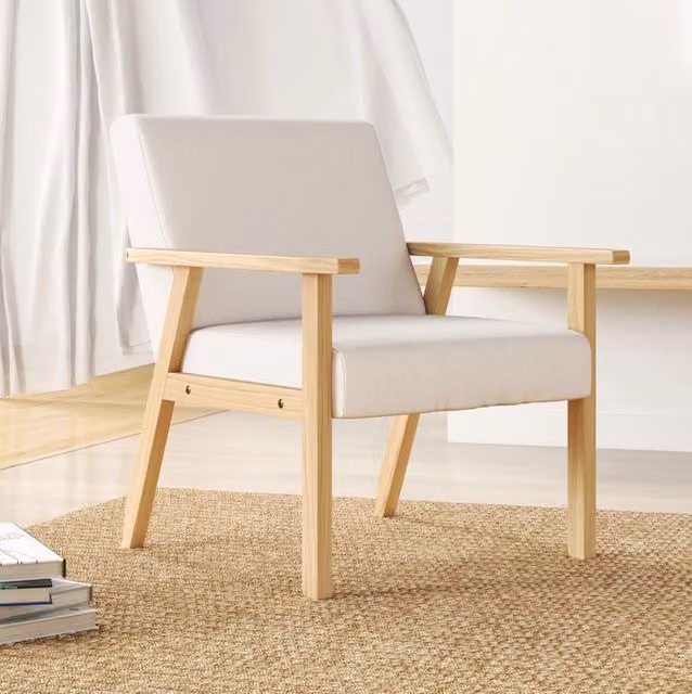 Poltrona lounge con braccioli in tessuto effetto lino crema, struttura in legno massiccio, 64x70x72 cm