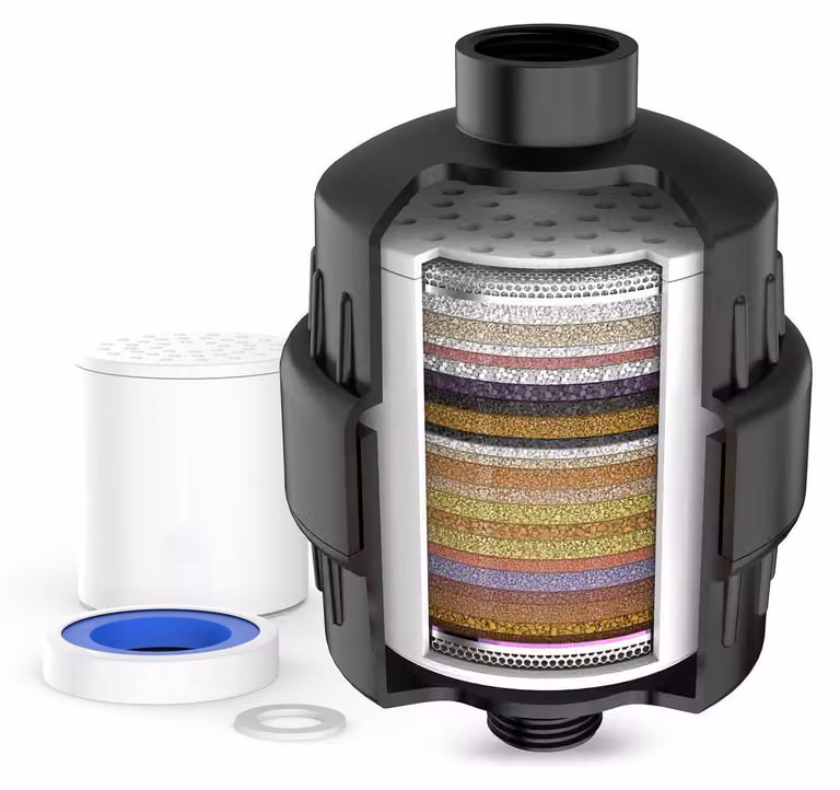 Filtro doccia a 36 stadi per acqua dura, riduce cloro, impurità e metalli pesanti. Capacità: 20.000 litri. Include 1 filtro di ricambio. Colore: nero opaco