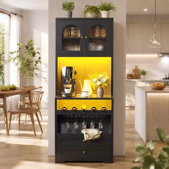 Mobiletto alto con ante in vetro arcuate, illuminazione LED controllabile via app e sincronizzazione musicale, ripiani regolabili, portabottiglie, porta USB, sicurezza anti-ribaltamento, nero