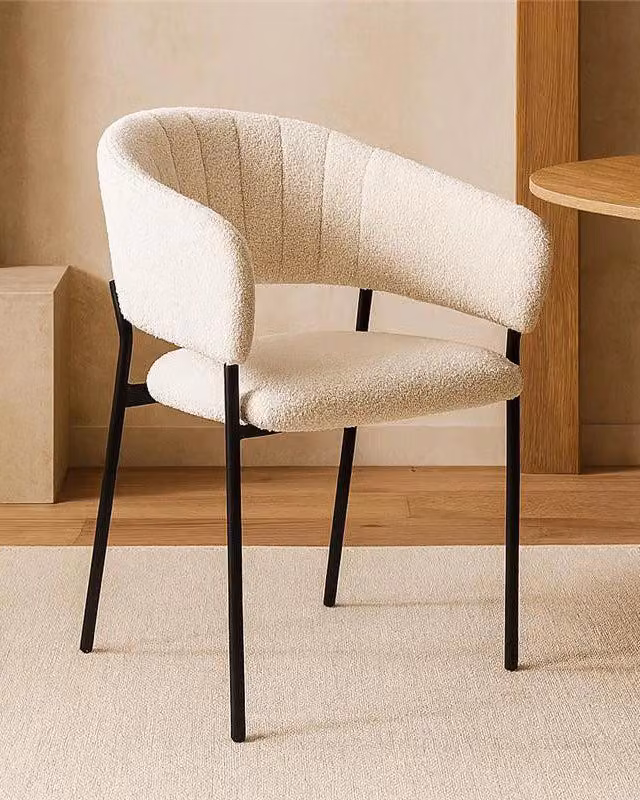 Sedia con braccioli in tessuto boucle imbottito bianco