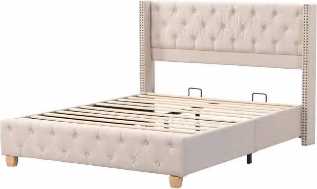 Letto imbottito 160x200 cm con rete a doghe, testiera con bottoni e borchie, gambe in legno, lino beige