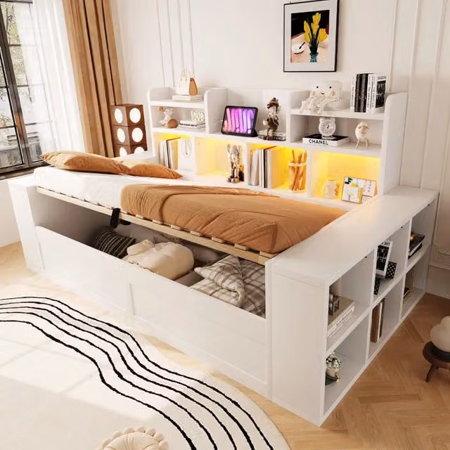 Divano Letto in Legno 90x200 cm, Bianco, con Vano Portaoggetti Idraulico, Scomparti e Ripiani su Schienale e Braccioli, Presa Elettrica e Illuminazione LED