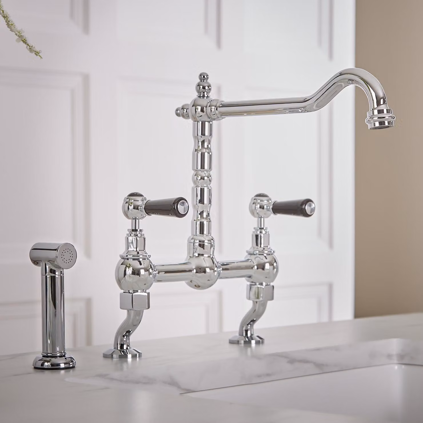 Hudson Reed Elizabeth - Miscelatore Classico da Cucina con Ponte a Gomito con Spray Estraibile - Cromato e Nero