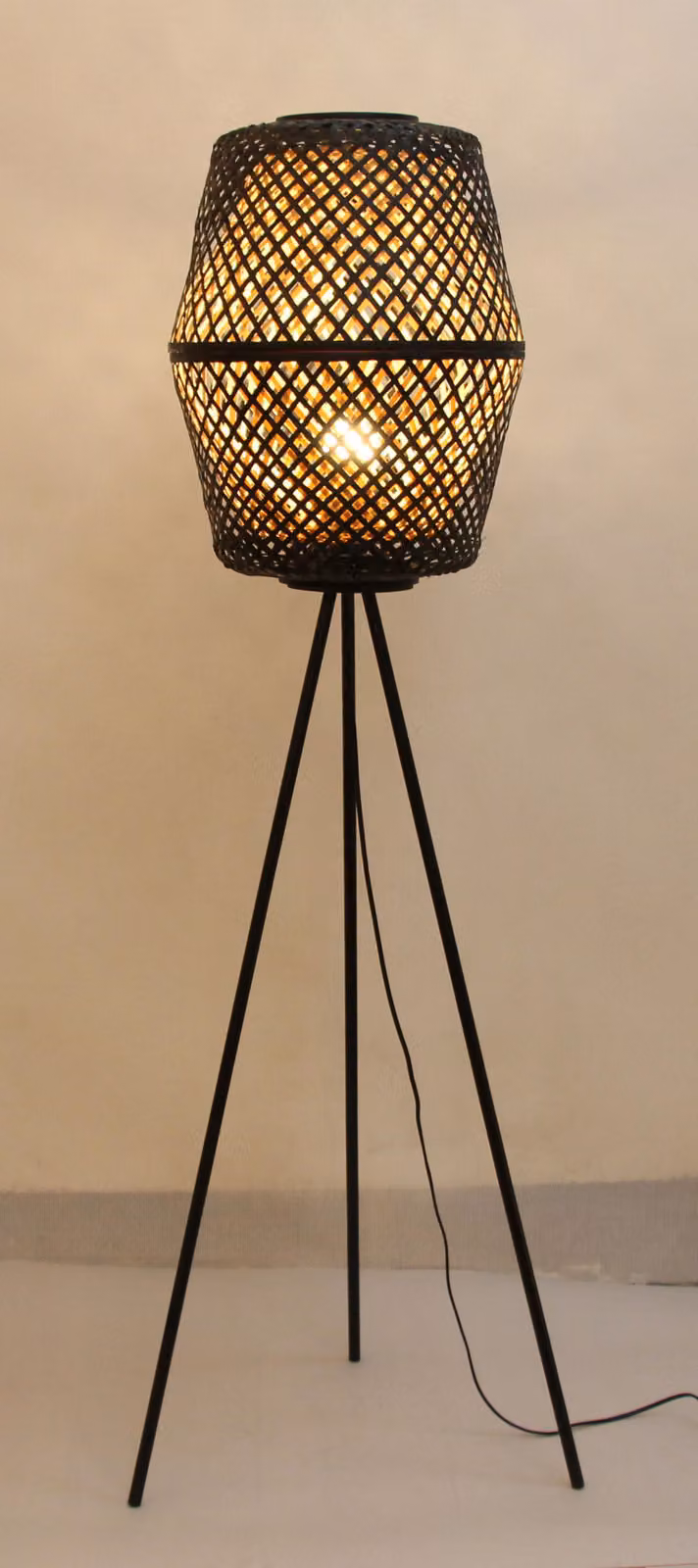 Lampada da terra in bambù nera fatta a mano - Marley D40xH165cm