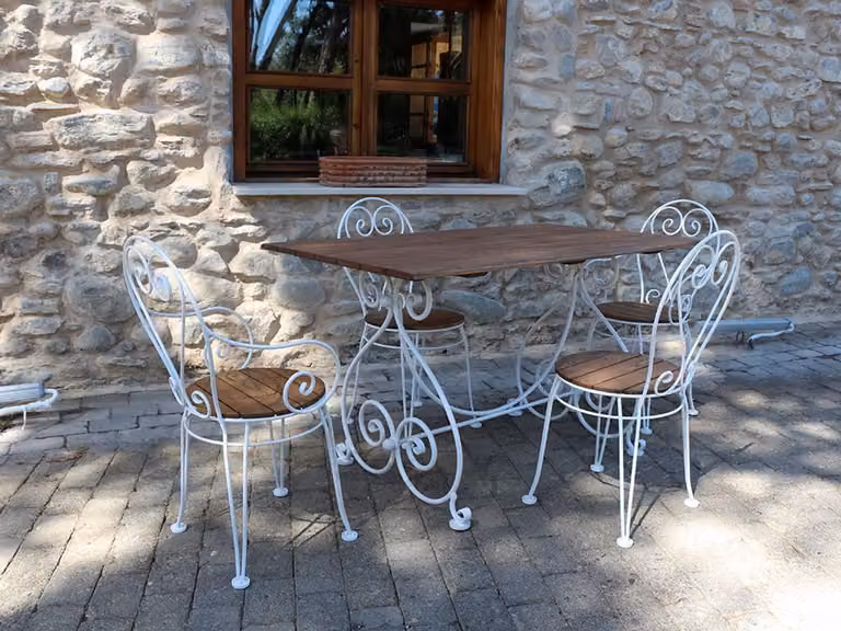 Casa Padrino Tavolo da pranzo da giardino in stile liberty marrone scuro/bianco 180 x 80 x h. 76 cm - Tavolo da giardino nostalgico in ferro battuto con piano in legno massiccio - Mobili da giardino nostalgici in stile liberty