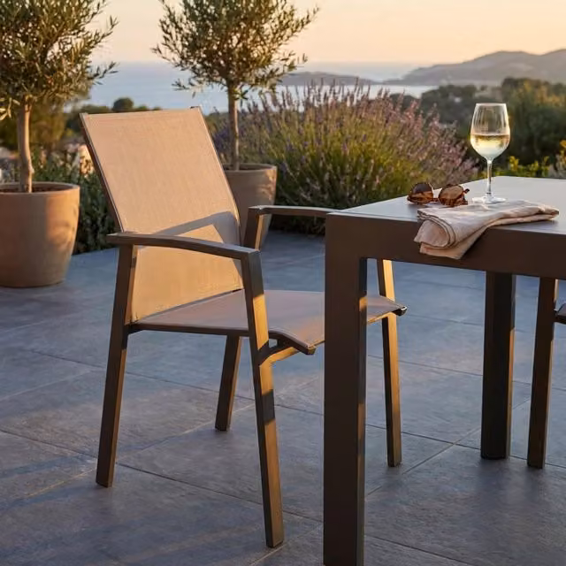 Poltrona impilabile Maili Cosma in metallo e textilene per giardino, disponibile in bianco o antracite opaco, L: 57 cm, P: 57 cm, H: 89 cm